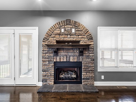 5th image of 1685 Apache Way