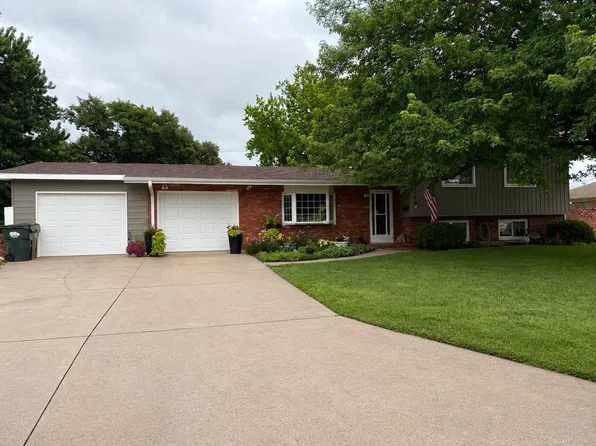 1104 N Vine St, Hoisington, KS 67544