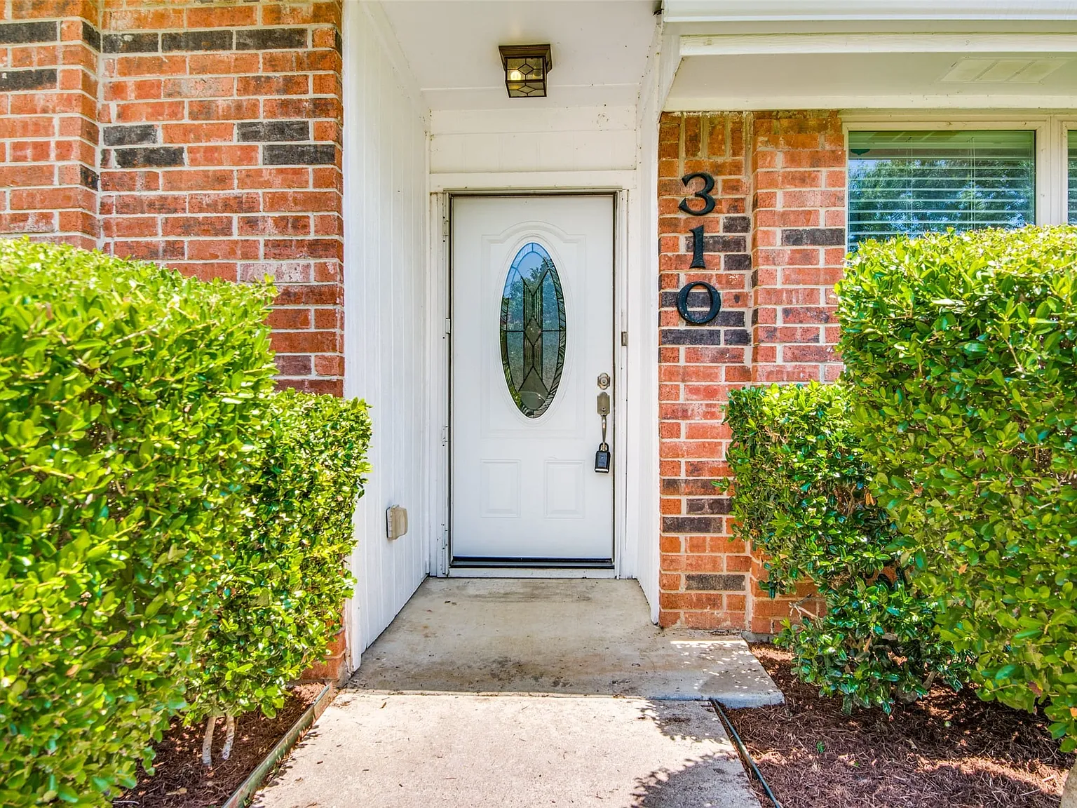 3 bed, 2.0 bath, 1829 sqft, $3,050 — Photo 3