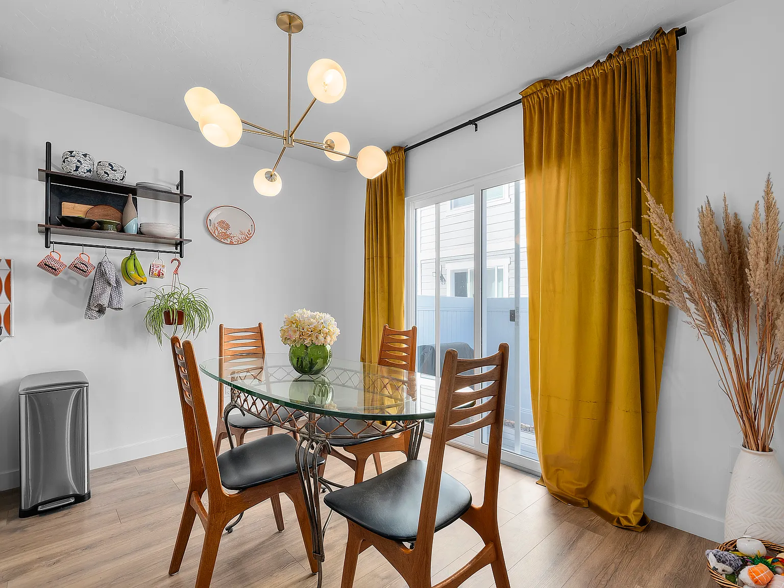 3 bed, 2.5 bath, 1550 sqft, $2,200 — Photo 4