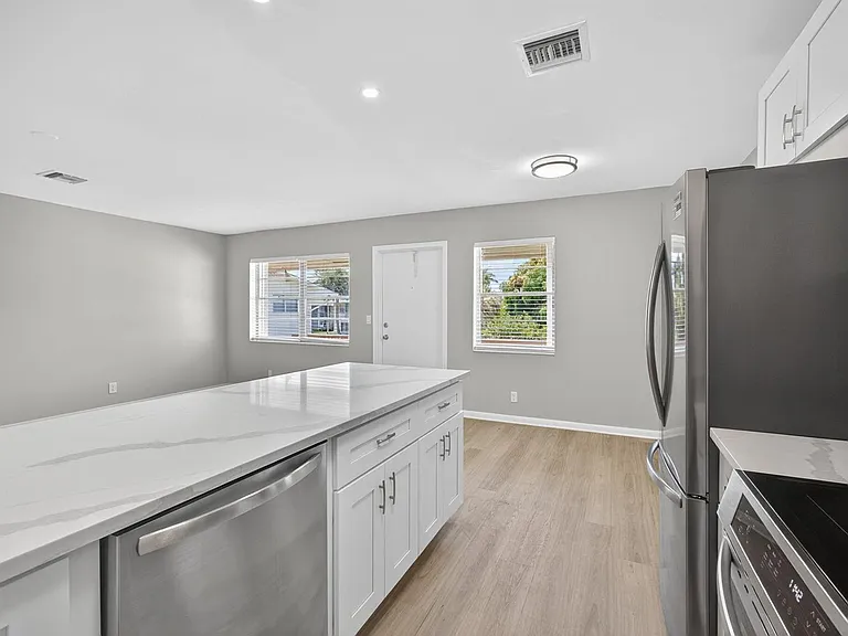 42 Easthampton B — Photo 12