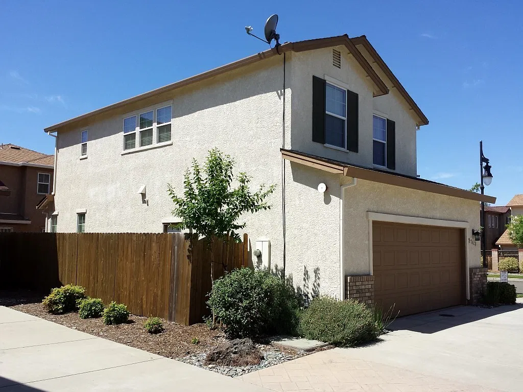 Modern Home in Shasta View Gardens — Photo 2