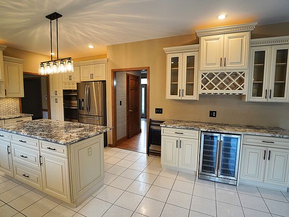 3rd image of 8232 Oakway Ln