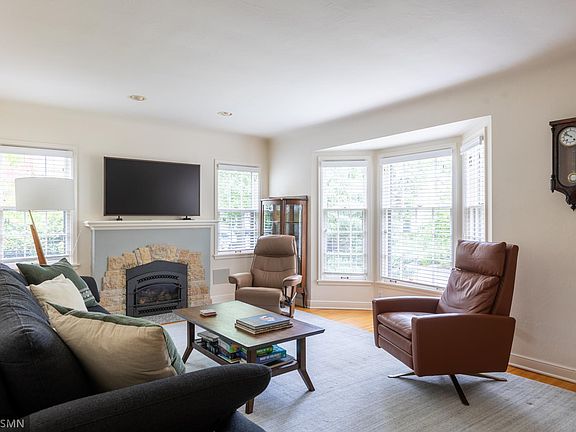 5th image of 581 Montrose Ln