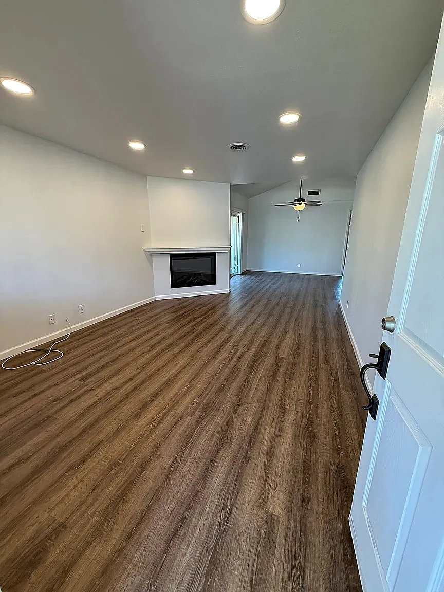 2 bedroom 1 bath w garage and huge backyard. — Photo 2