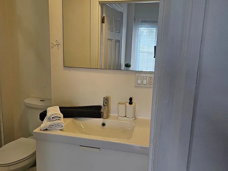 199 Catharine St N #2 — Photo 9