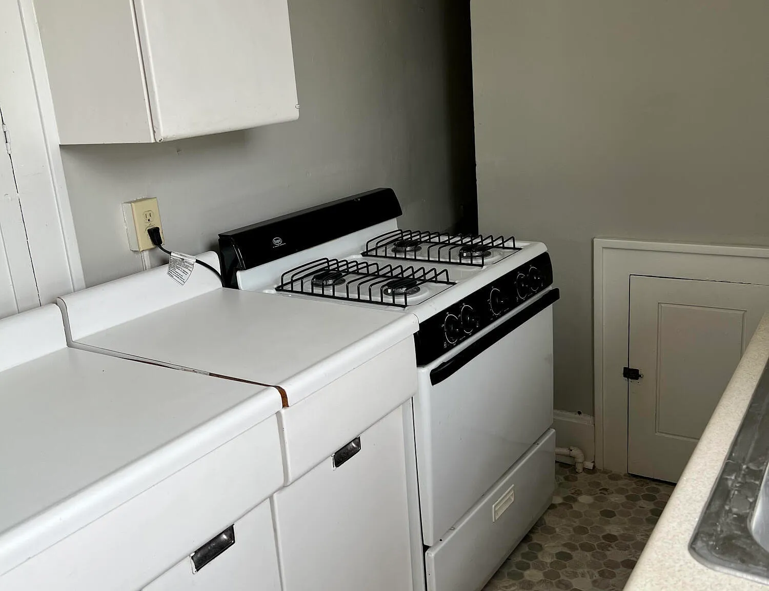 1 bed, 1.0 bath, 1000 sqft, $1,300 — Photo 2