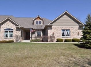 10629 N Hidden Creek Dr, Mequon, WI 53092