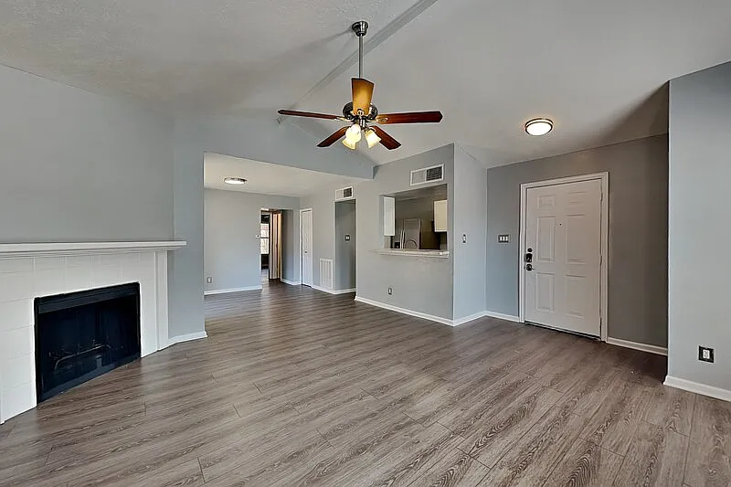 2 bed, 1.0 bath, 1100 sqft, $1,750 — Photo 3