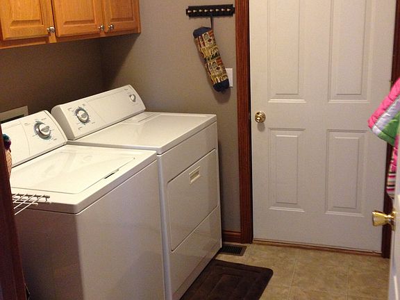 Laundry room with cabinetry 