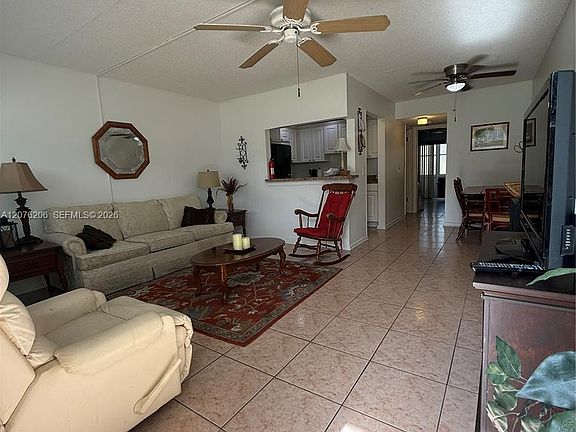 4th image of 272 Camden Dr E #L