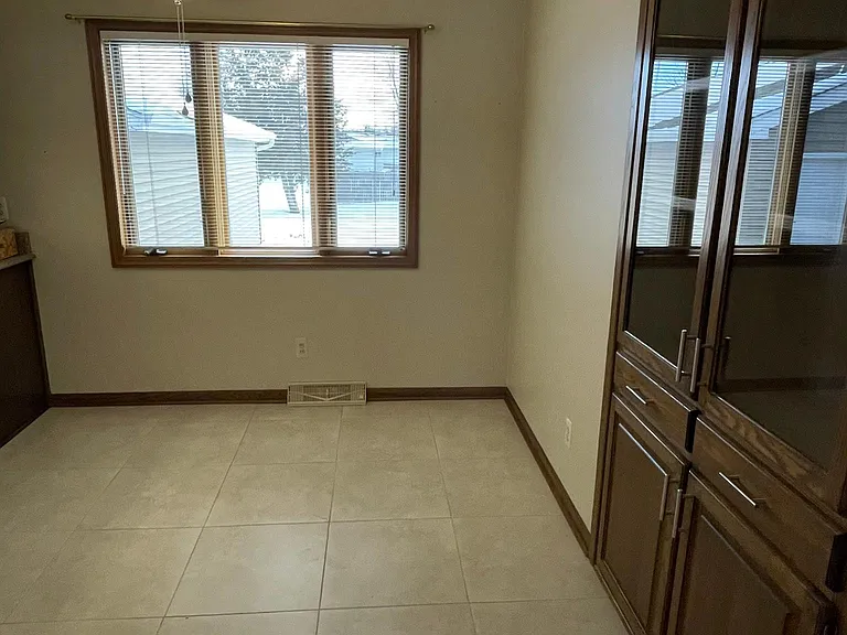 1109 Raney St — Photo 4