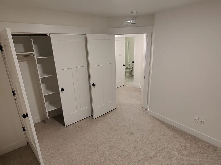 682 E Benbrook Ln — Photo 16