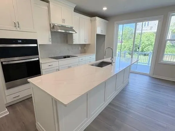 46 Grayson Ln, Downingtown, PA 19335