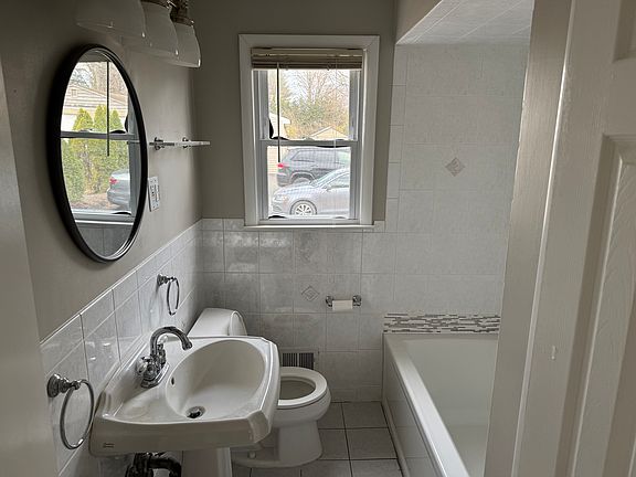 4th image of 166 Paterson Ave Floor 1