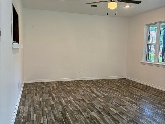 4th image of 716 Sharon Cir