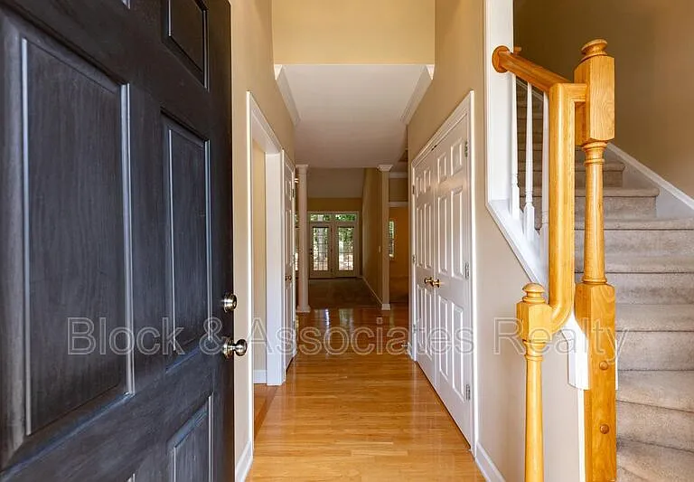 2007 White Pond Ct — Photo 2