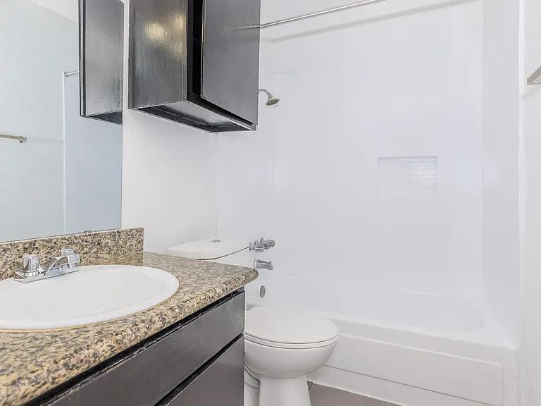 Colonial Woods Apts — Photo 22