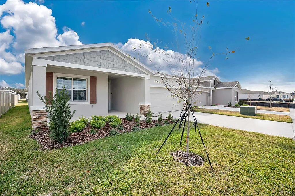 4 bed, 3.0 bath, 2109 sqft, $2,400 — Photo 2