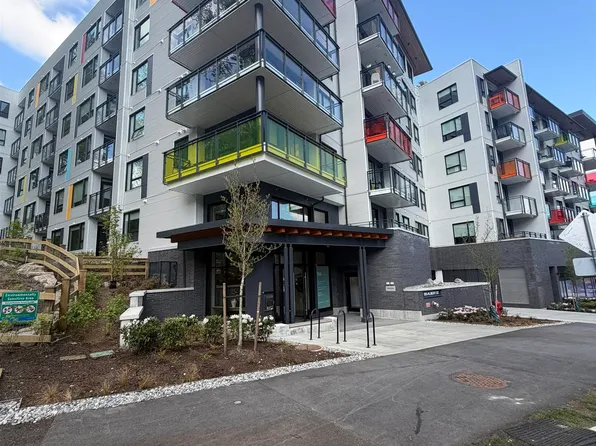 125 Albert St #307, Pt Moody, BC V3H 2M5