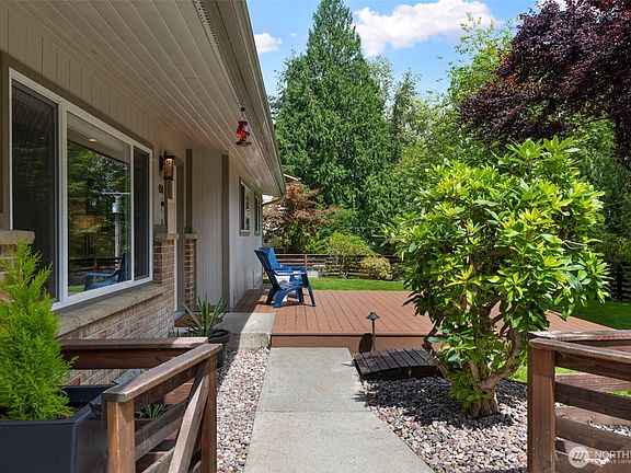 3rd image of 450 Mount Defiance Circle SW