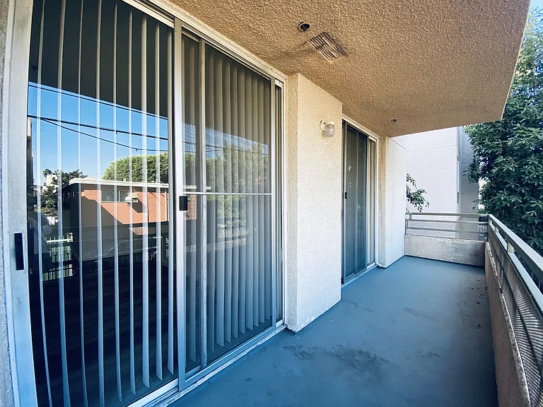 1220 N Las Palmas Ave — Photo 12