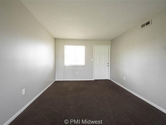 3rd image of 2922 Oxford Ln
