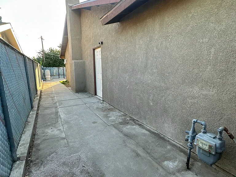 2901 Belhaven St — Photo 44