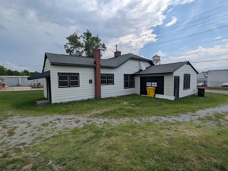 1824 N Main St — Photo 3