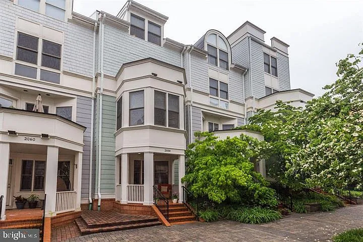 2058 N Oakland St — Photo 1