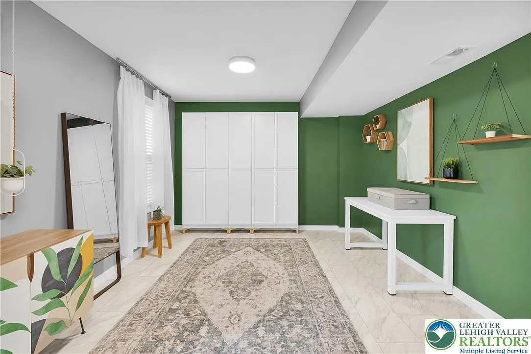 4 bed, 1.5 bath, 1910 sqft, $2,700 — Photo 3