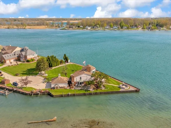 523 Lathrop Ave, Algonac, MI 48001