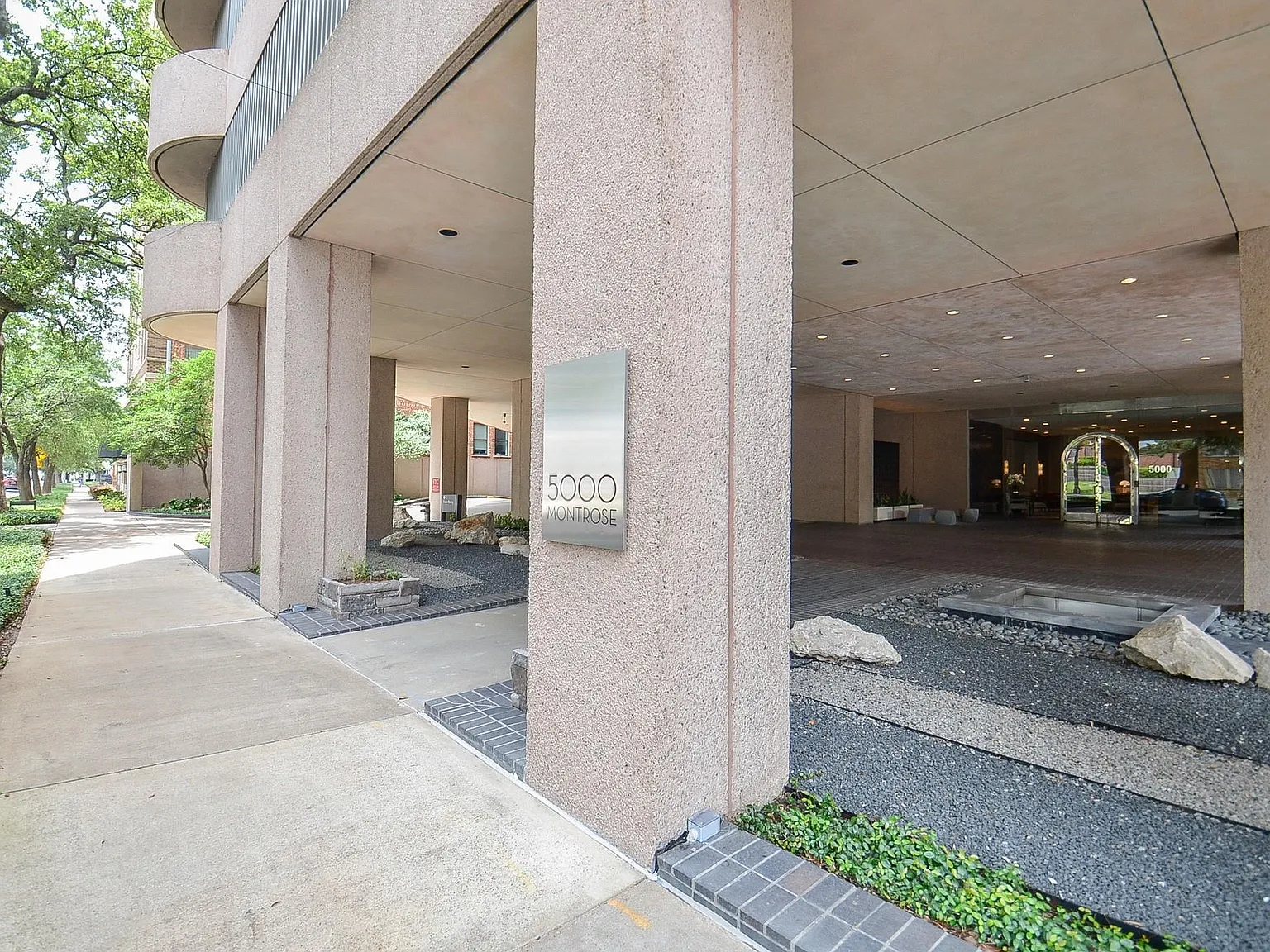 1 bed, 1.0 bath, 899 sqft, $2,450 — Photo 2