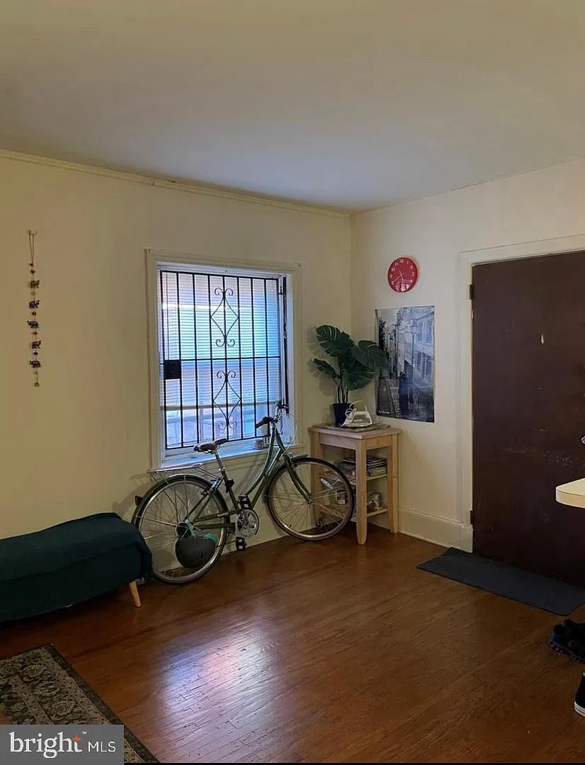 901 Clinton St — Photo 3