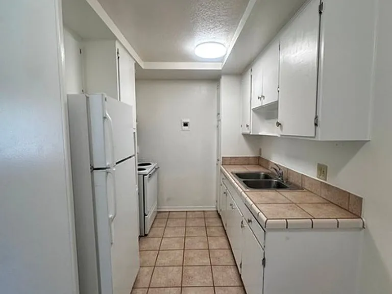 2544 Union St — Photo 33