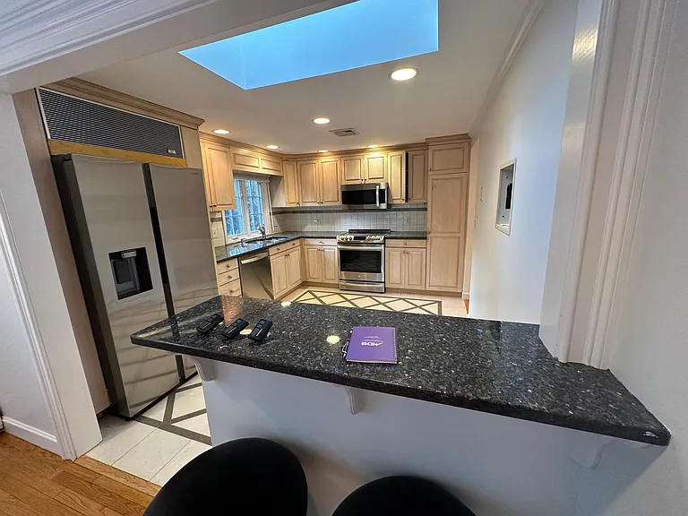 757 Wellesley St — Photo 9
