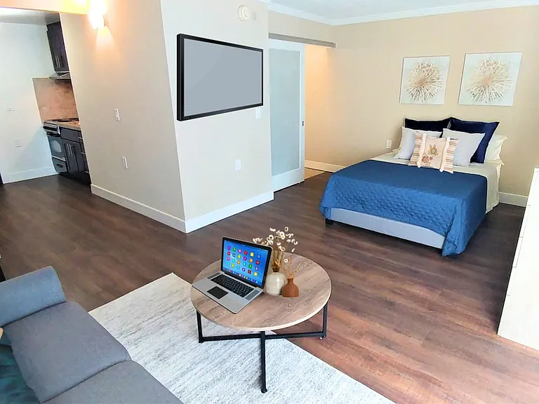 Center Square Apartments — Photo 24