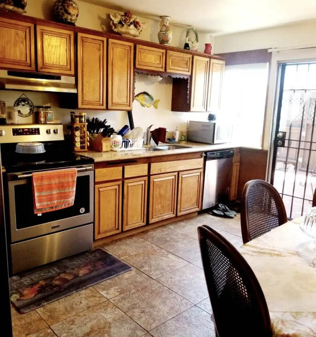 3 bed, 1200 sqft, $3,200 — Photo 2