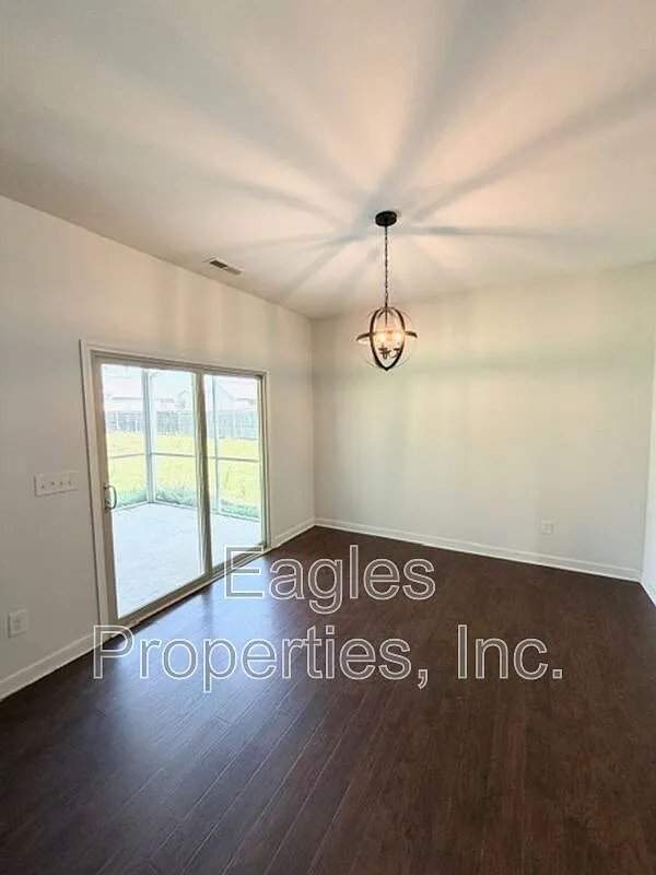 4 bed, 2.5 bath, $2,000 — Photo 3