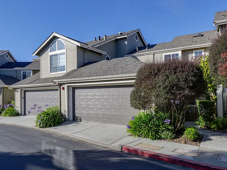 216 Greenview Dr — Photo 2