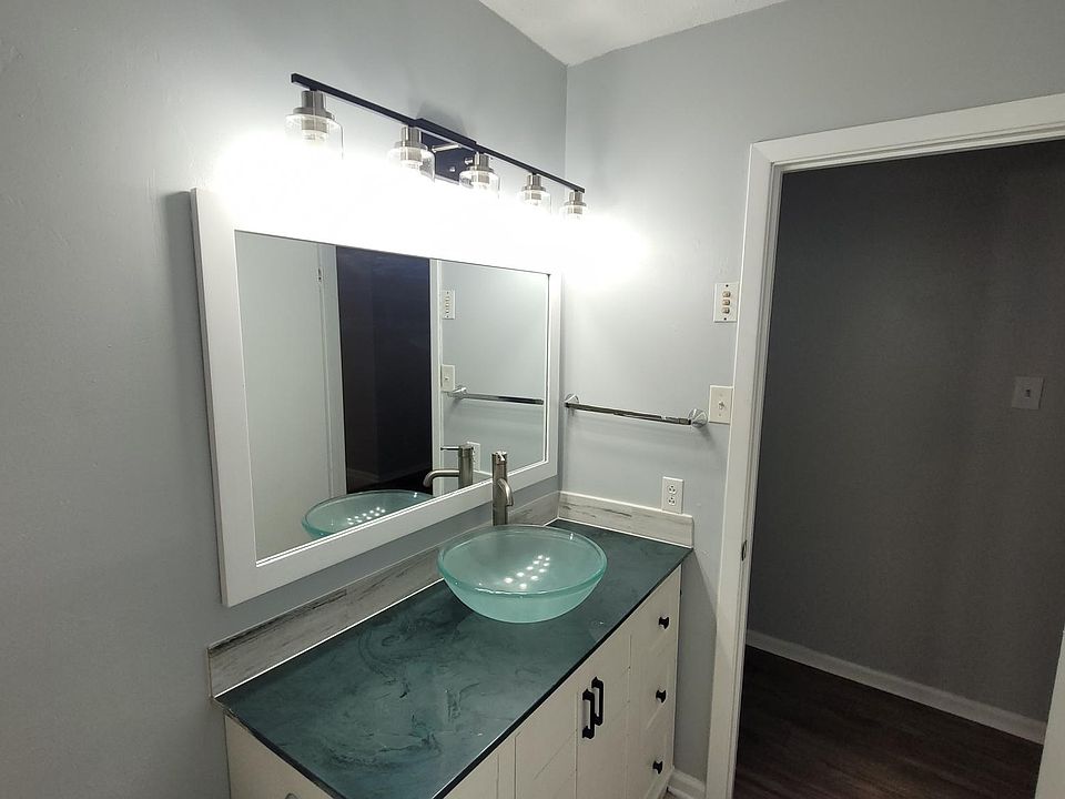 2nd image of 501 Stonewall Dr Unit B
