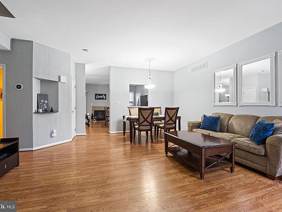 5th image of 83 Mahopac Dr