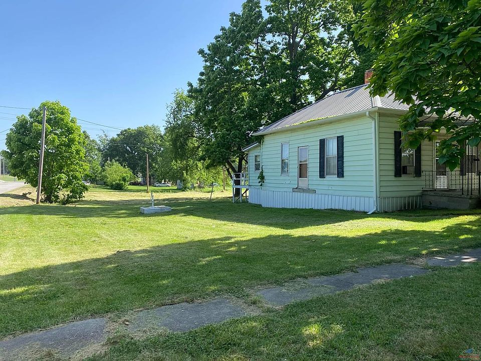 105 E Pettis St, Tipton, MO 65081 Zillow