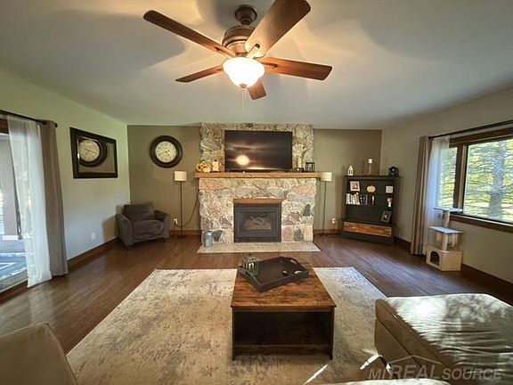 2nd image of 5837 Brockway Rd