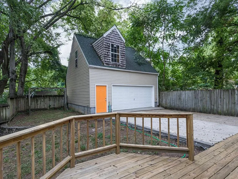 805 Mountain Creek Rd — Photo 10