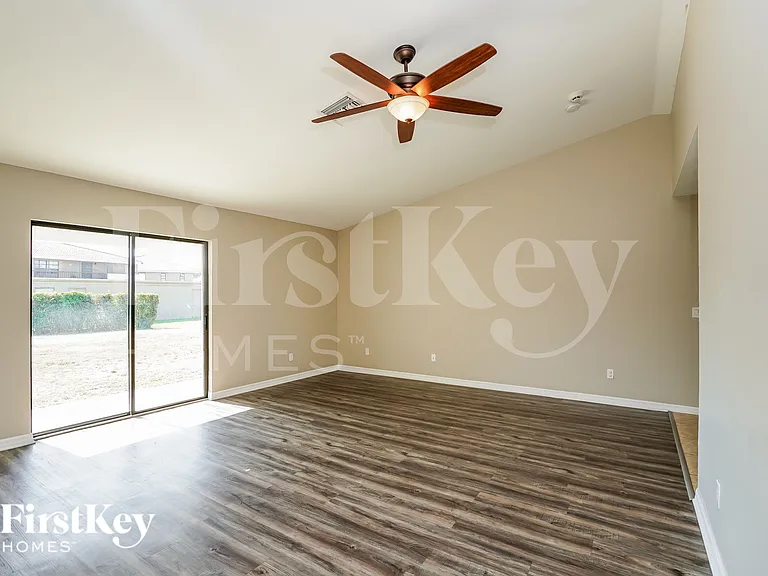 2203 SW 11th Ct — Photo 4