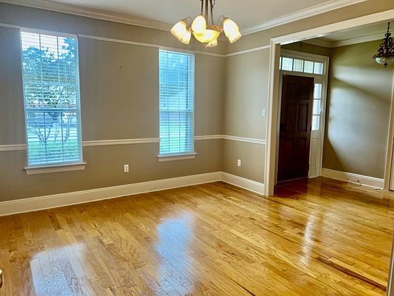 2nd image of 900 Avenue Du Chateau