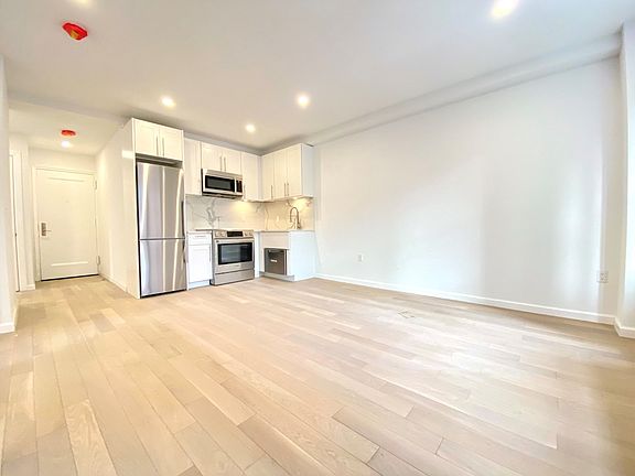 3rd image of 160 E 48th St APT 11P