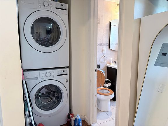 5th image of 227 8th St APT 2