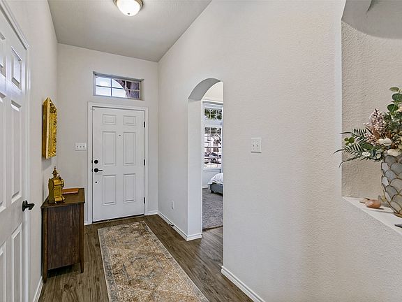 4th image of 300 Balcones Dr